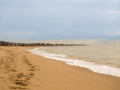 Castelldefels 海滩的形象暴风雨和多云的一天