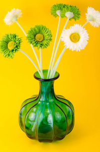 室内绿色玻璃花花瓶