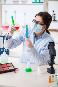 实验室化学家检查美容和化妆产品