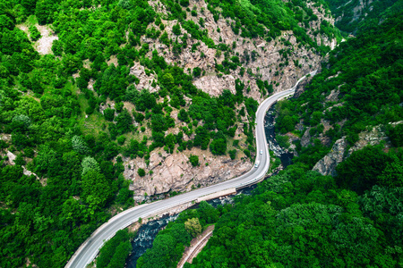 山地公路鸟瞰图及穿越森林的曲线