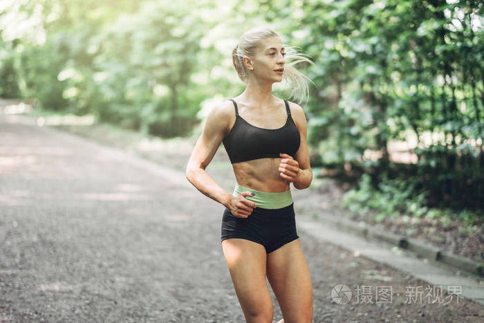 年轻女子奔跑。漂亮合身的女孩。户外健身模式。减肥