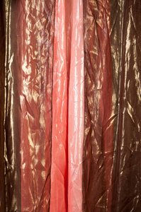 粉色的棕色透明面料。纹理。长袍。在工作室里拍照