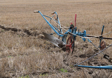 一匹老式的马拉农耕犁图片