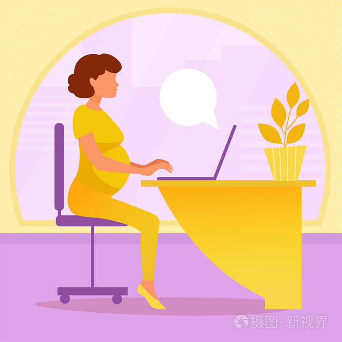 孕妇在办公室工作