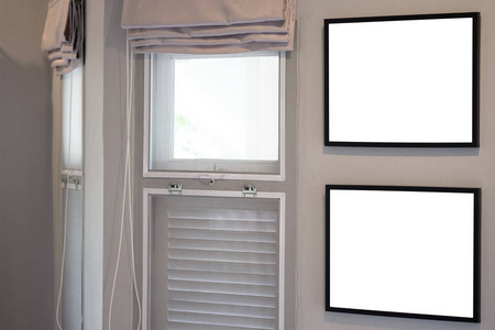 空白黑色相框在白色墙壁背景在客厅与窗口和门。室内设计与装饰