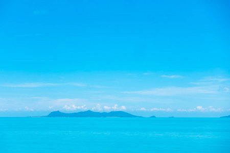 美丽的海和海洋与云彩在蓝天背景