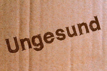 Ungesund 纸箱, 带有棕色字母的纸板