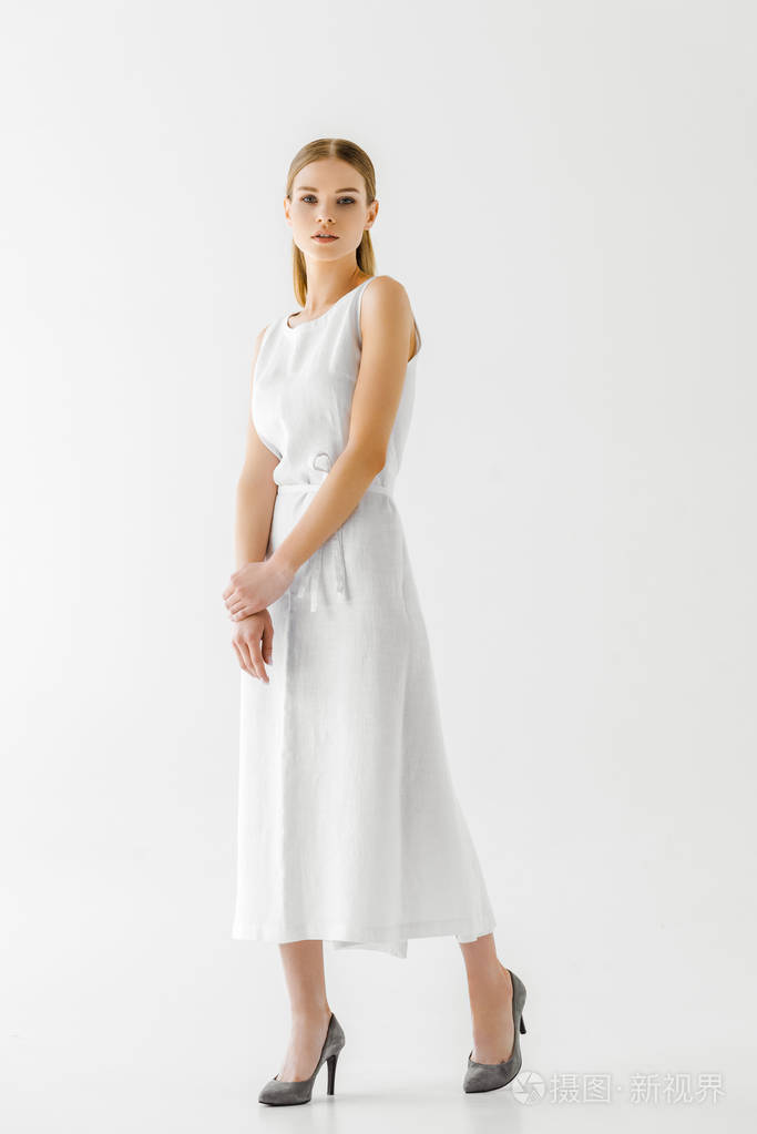 灰色背景下的亚麻白裙造型美女模特