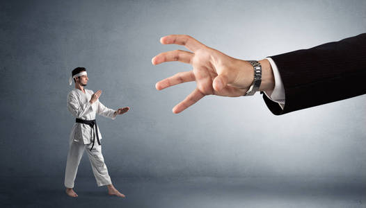 大手抓小空手道的人照片