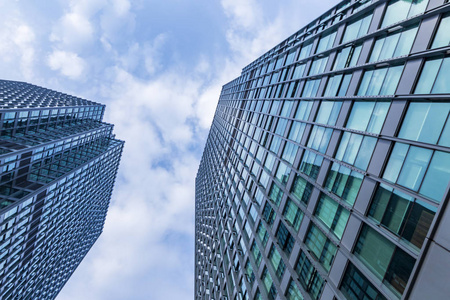 在蓝天的衬托商务区的现代摩天大楼的底视图