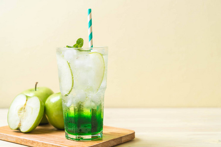 木桌上的绿色苹果汽水