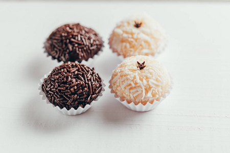 巴西手工糖果 Beijinho 和 Brigadeiro。在儿童生日聚会上很常见。宏, 关闭