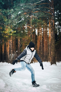 十几岁的男孩在冬天的森林里玩得很开心