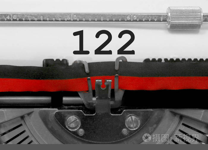 122数字文本由一台老打字机写在白色板材