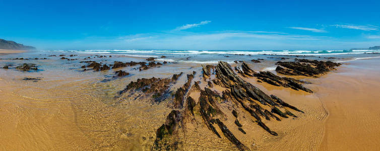 沙滩上的岩层 阿尔加维, 哥斯达黎加 Vicentina, 葡萄牙。夏季大西洋海洋海岸全景