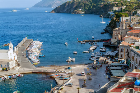 全景在利帕里, 风群岛, 西西里岛, 意大利的市中心和海港的顶级景观