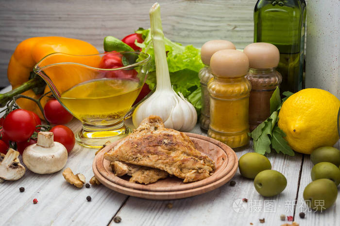 新鲜美味的成分健康烹饪或沙拉制作与鸡肉在木质的背景饮食或素食概念