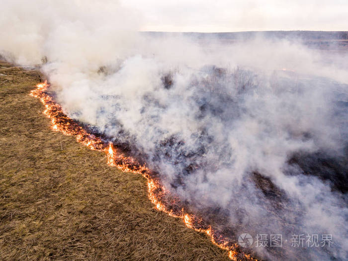 大火灾干草正在燃烧很多烟雾鸟瞰叶卡捷琳堡俄罗斯