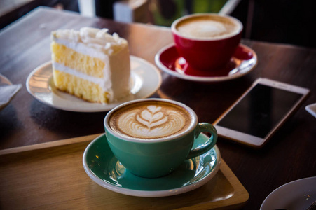 咖啡时间在木桌咖啡馆, 喝咖啡和可口的蛋糕