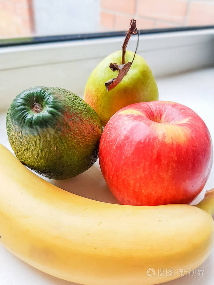 苹果鳄梨香蕉和梨在白色窗台上