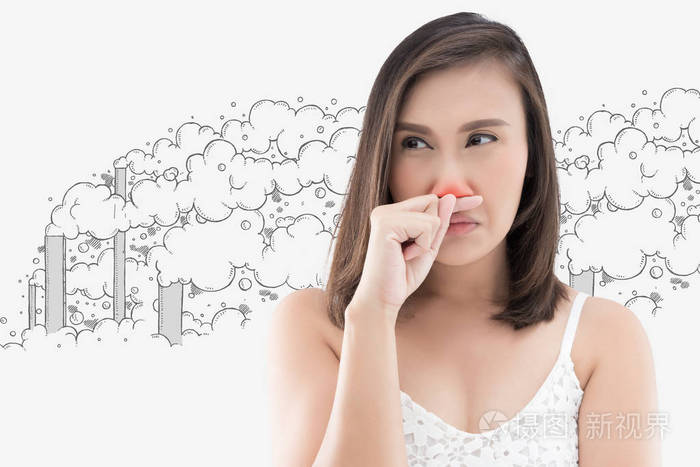穿着白衣服的亚洲女人因为臭味而抓鼻子