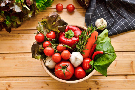 顶部视图, 新鲜蔬菜在篮子的木质背景。健康的生活方式, 有机食品的概念。农民蔬菜市场, 素食, 特写