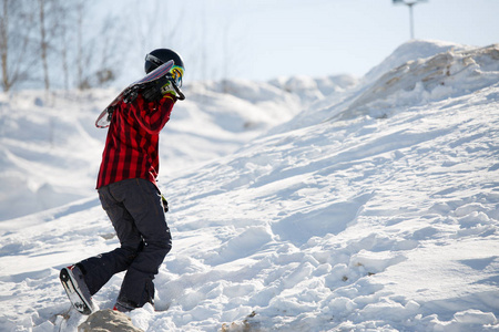 雪山坡面滑雪板行走人的形象图片
