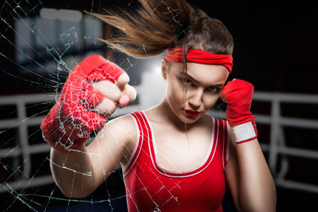 女运动员在红色拳击绷带和运动服