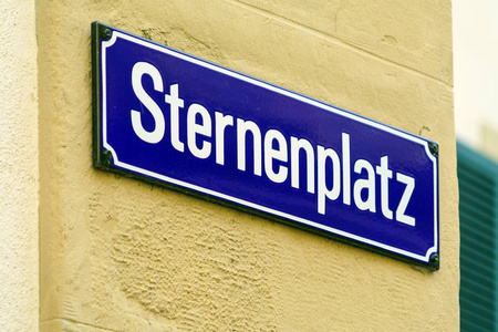 典型的街道标志在老城市, 卢塞恩, 瑞士的墙壁上