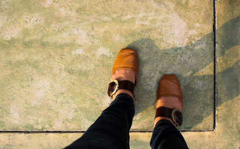 穿皮鞋的女人踩在水泥地板上, 顶部的风景, 穿皮鞋的女人踩在地板上