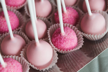 粉红色的 cakepops 在盘片上, 特写