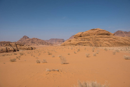 干河朗姆酒沙漠, 乔丹。沙漠中的砂岩悬崖和沙丘