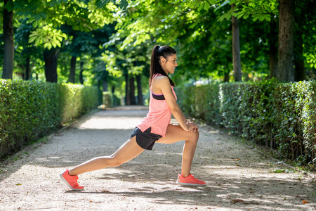 妇女热身户外伸展身体在健身健康概念健身全景运行的年轻人竞技运动员