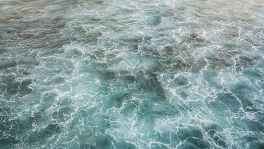 美丽的海浪鸟瞰。蓝色和白色泡沫的生活中的危险水在海中没有人