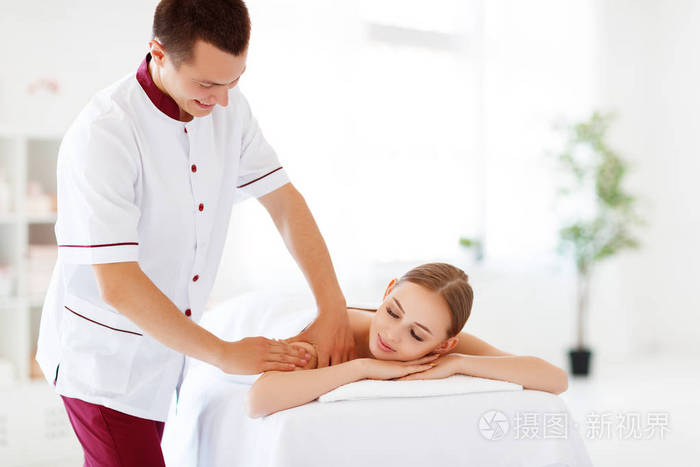 一个美丽的女孩享受按摩和水疗治疗