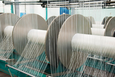 纺织工业的纱卷轴上纺纺织工厂里的机器