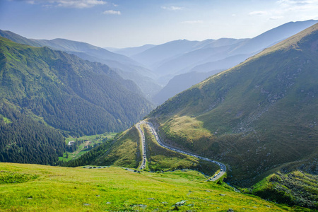 Transfagarasan 的山路，罗马尼亚交通堵塞。