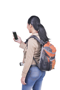 亚洲旅行妇女的肖像与背包持有手机摆在白色背景隔离