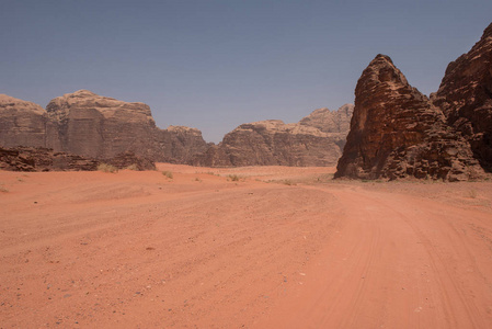 约旦河边的红沙丘和砂岩悬崖