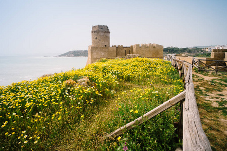 阿拉贡堡垒在 Le Castella。Le Castella 是 Isola 迪卡波里祖在克罗托内省的一小部分, 位于意大利卡拉