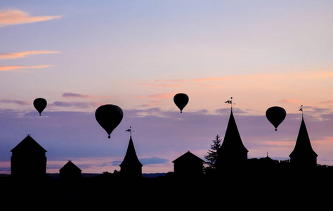 日落时的热气球。美丽的自然天空背景。在城堡的背景下