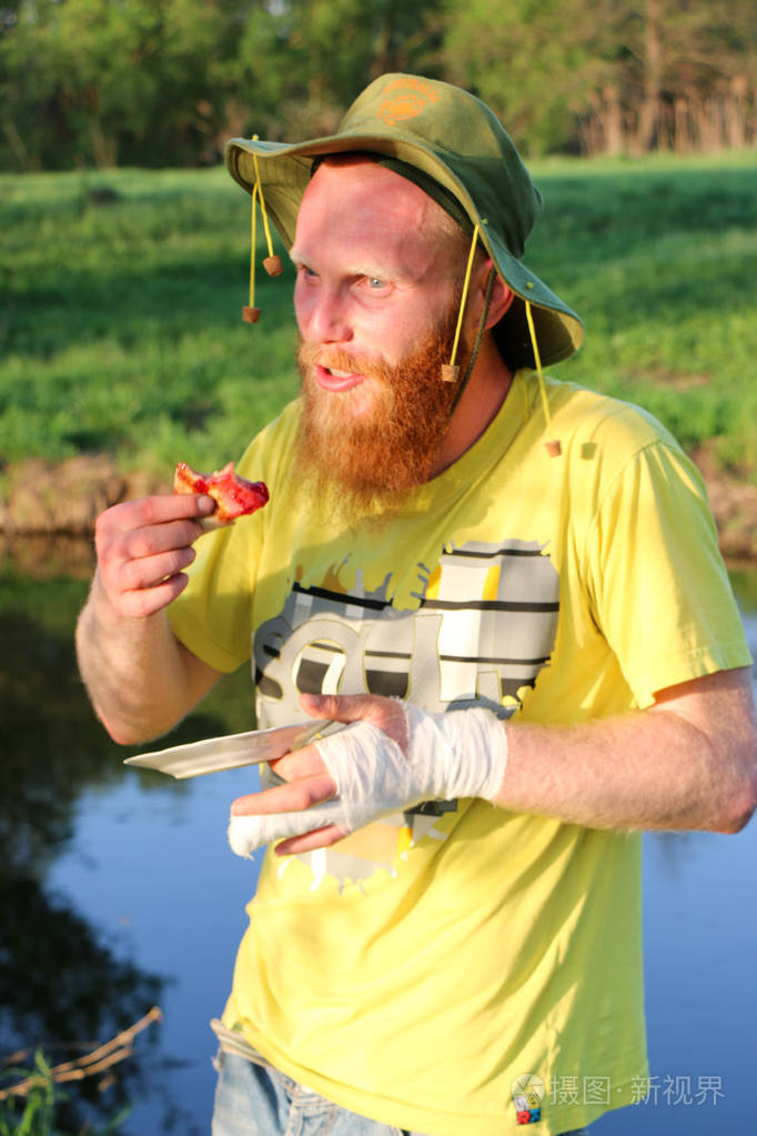 年轻的时髦红胡子男子简介