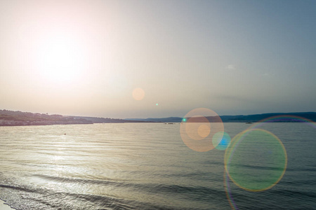 撒丁岛海滩的拉扎雷托, 附近的阿尔盖罗市, 在清晨与镜头耀斑