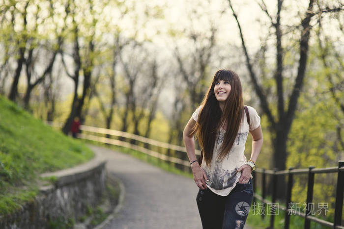 有魅力的年轻女子享受着在公园散步的时间.