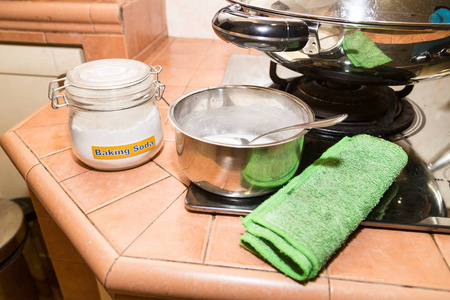 苏打或碳酸氢钠是家庭厨房中有效的安全清洗剂