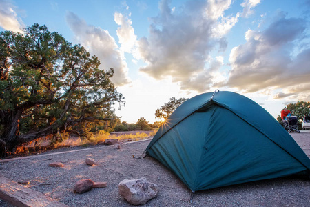 在美国犹他州峡谷地国家公园的野营帐篷