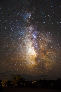 夜空中一夜徘徊地方在美国犹他州峡谷地国家公园的壮观景色