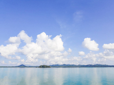 泰国的蓝海与海岛和天空