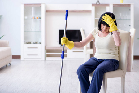 老成熟的女人在家务活后累了照片