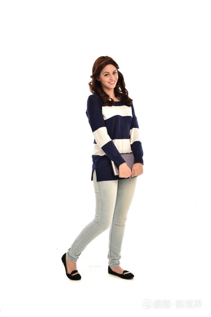 站立的姿势在白色演播室背景